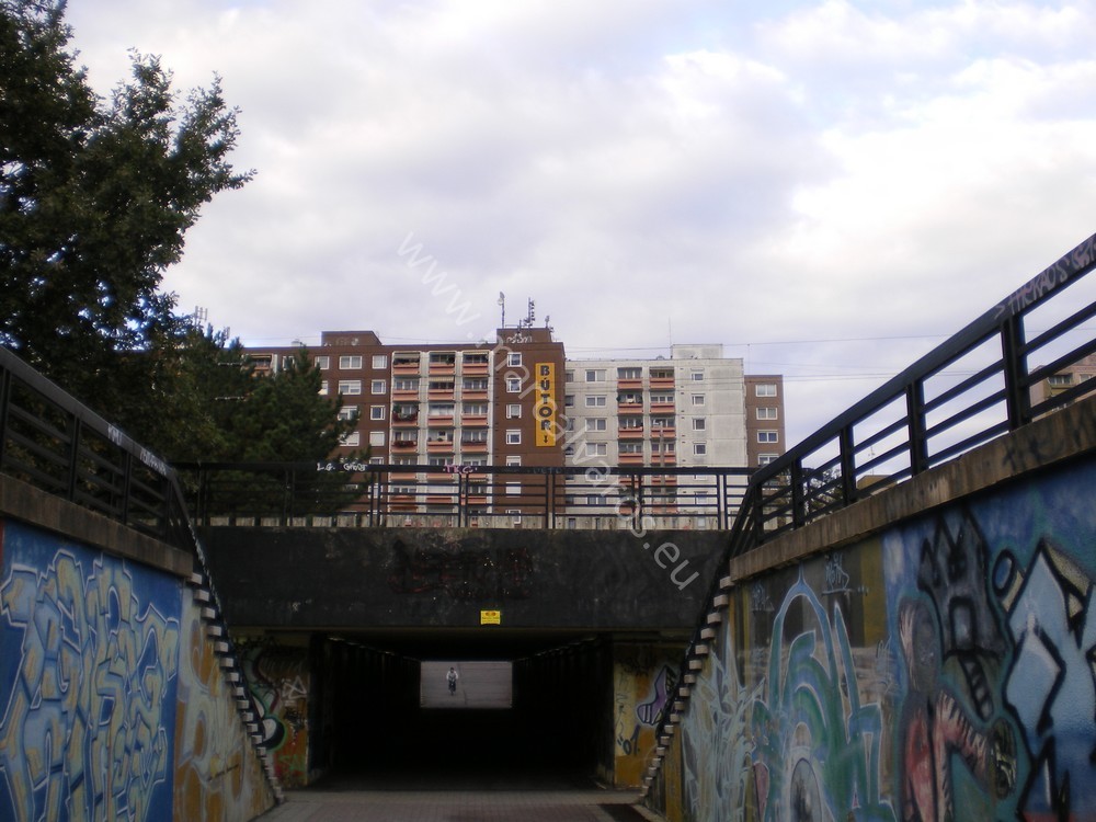 A két lakóteleprészt összekötő aluljáró. (forrás: marcalvaros.eu)