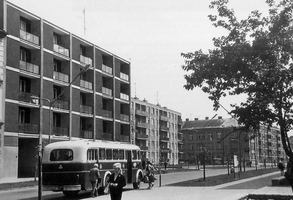 Jellegzetes kép a hatvanas évek második feléből. Az busz mögött az egyetlen egyedi tervezésű lakóépület, középen egy blokkos ház, míg hátul egy 1900-as évek elejéről való épület. (forrás: Winkler-Kurcsis)