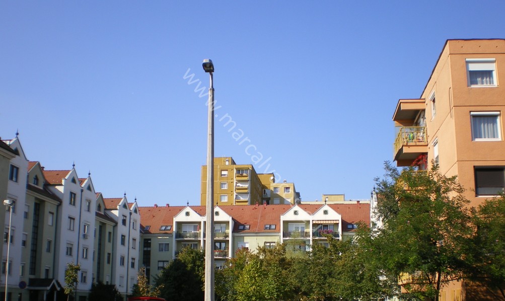 A paneles beépítés a kilencvenes években folytatódott, csak már nem panelekből. forrás: marcalvaros.eu)