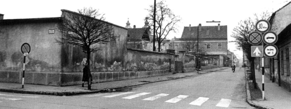 Az egykori Teleki laktanya bontás előtt. (fotó: Fátay könyv)