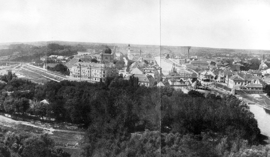 Szigetet és Újvárost egykor a Rábca választotta el. A kép közvetlenül a feltöltés előttről, 1908-ból való, már készülnek a Rábca híd áthelyezésére. (Borbíró-Valló)