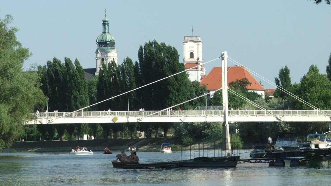 A Kis Erzsébet híd. háttérben a bazilika és a püspöki palota. (fotó: Stuszka Gábor)