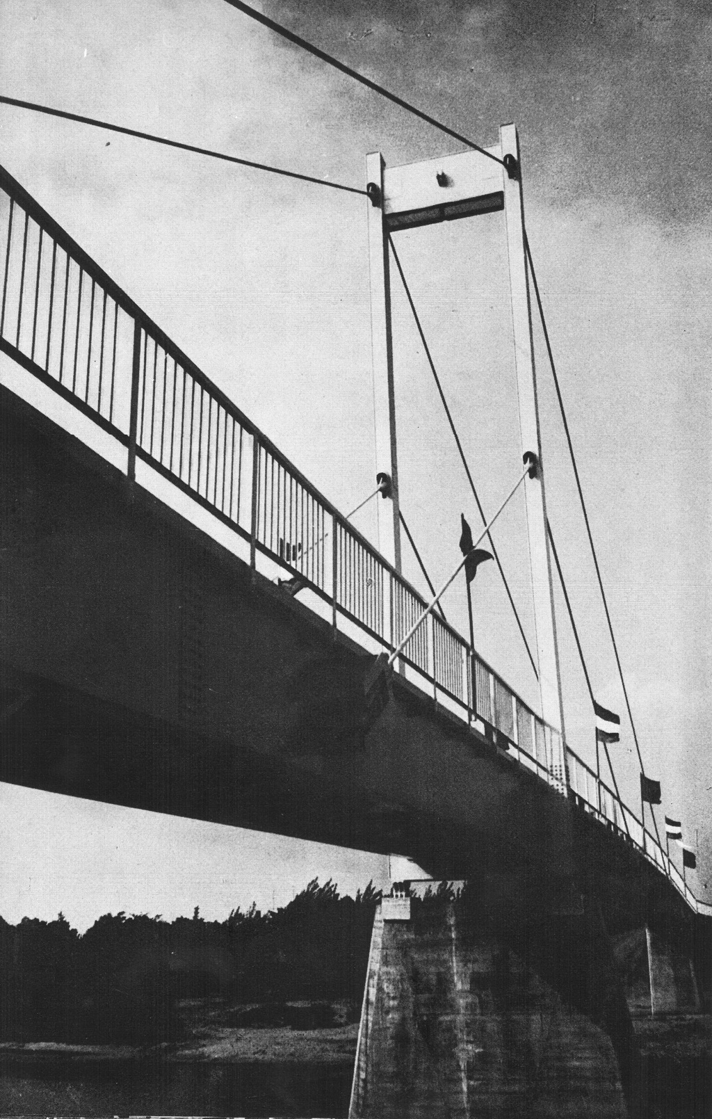 A Vásárhelyi Pál híd építéséhez 1969-ben az Erzsébet híd maradék kábelanyagát is felhasználták. (fotó: 700 éves Győr, Képeskönyv)