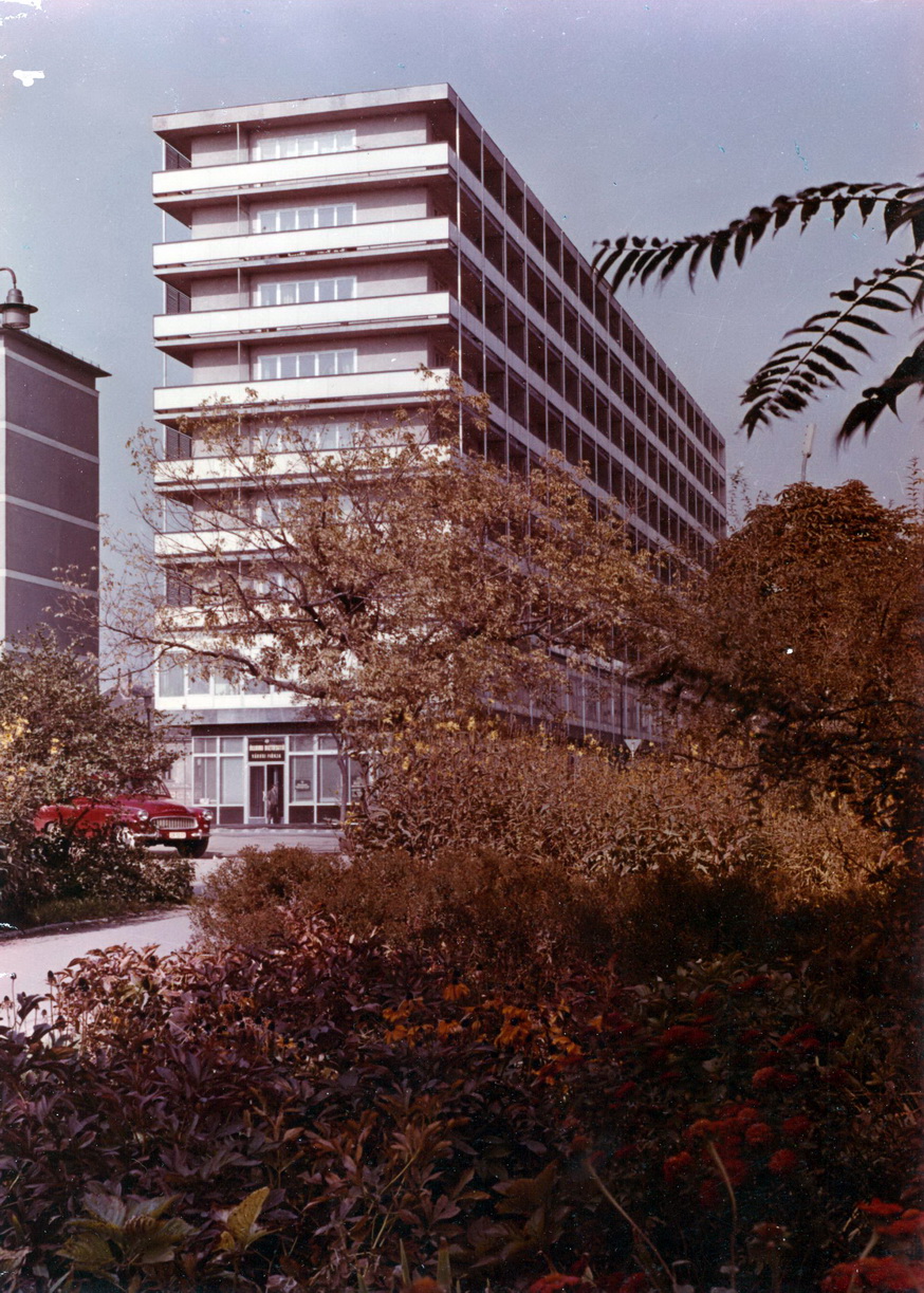 "Nyolcemeletes" függőfolyosós lakóház