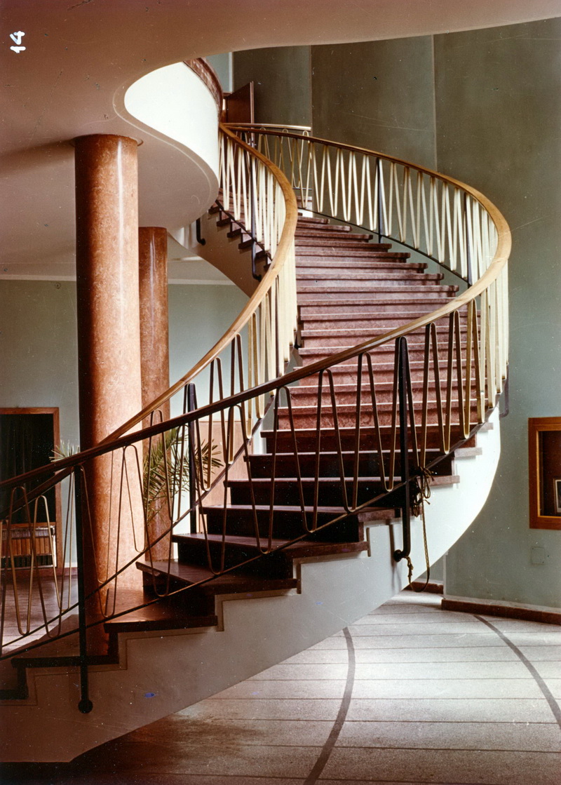 Az épület jellegzetes vasbeton lépcsőinek egyike. Bödök Tamás statikus munkája. (fotó: GYŐRITERV publikáció)