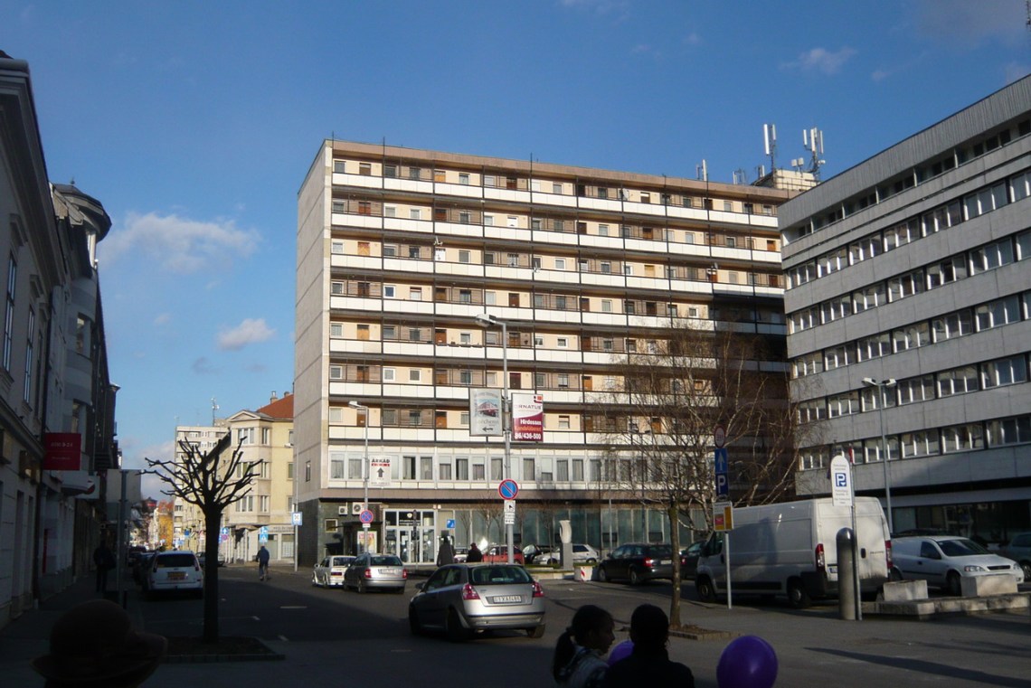 2012. Az északnyugati bütüfal utólagos hőszigeteléssel (alatta mészkőburkolat), és egy újonnan vágott ablakkal... (fotó: HG)