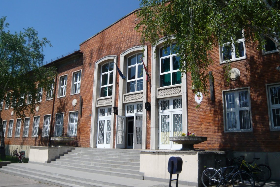 A nyerstégla homlokzat, visszafogott mészkő díszítésekkel és ablak-keretezésekkel. (fotó: HG)