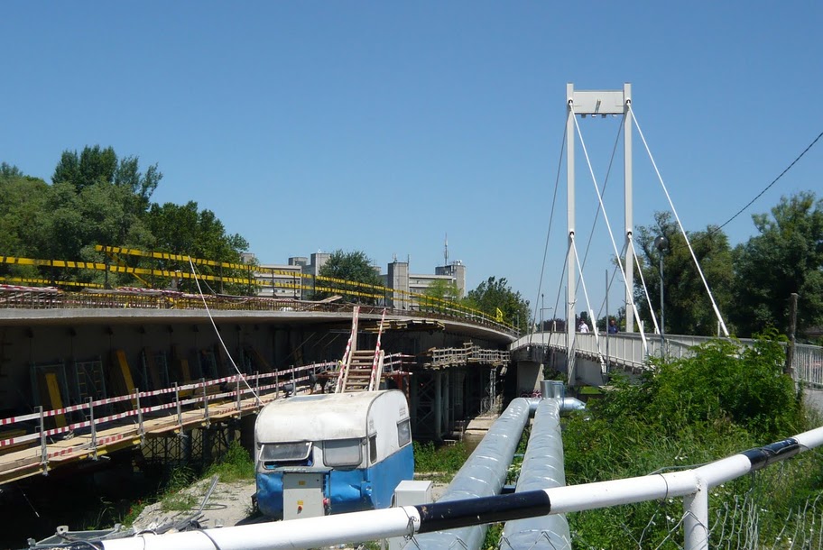 A régi híd állt, miközben az új épült 2010-ben. (fotó: HG)