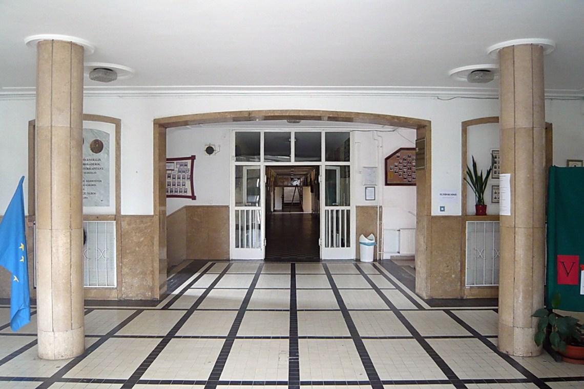 A belső tér is kiegyensúlyozott formálású, kivéve talán a túl hangsúlyos padlóburkolatot.