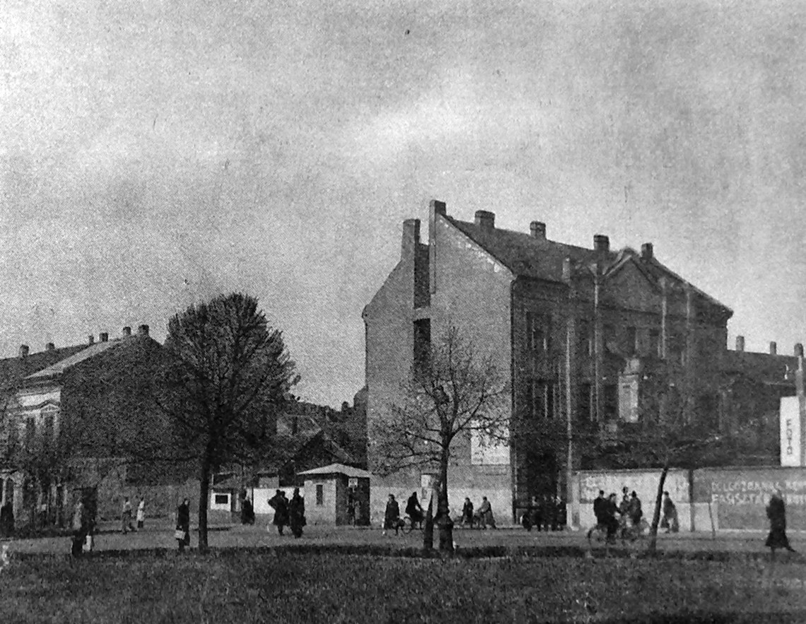 Az üresen álló saroktelek 1958-ban. (forrás: Városépítés 1967/3.)