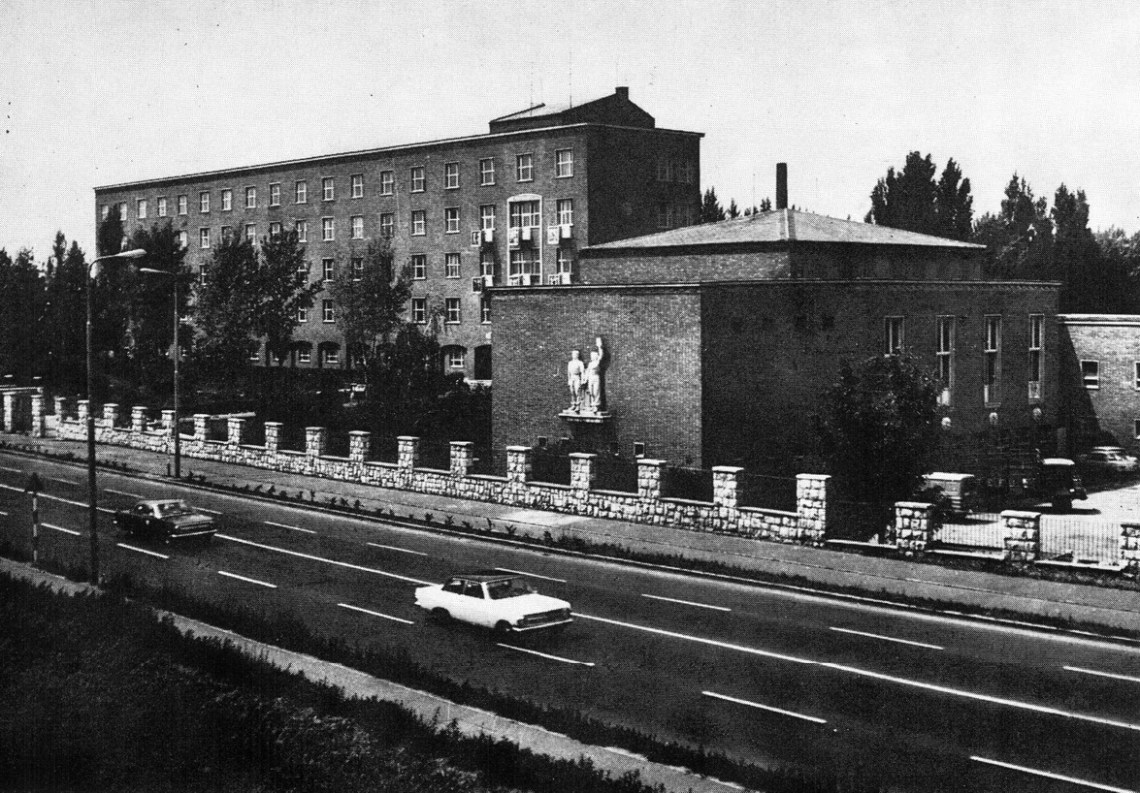 Az Iskola épült látványa Budapest felől érkezve. (forrás: 700 éves Győr képeskönyv(