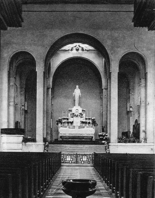 A templom belső tere a két világháború között. (fotó: archív)