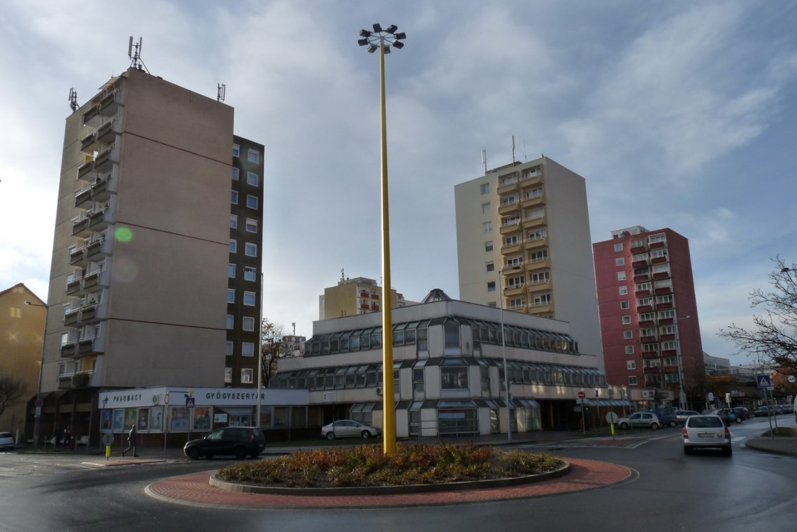 A 11 szintes panelházak között alacsonyabb beépítésű szolgáltatóépületek. (fotó: HG)