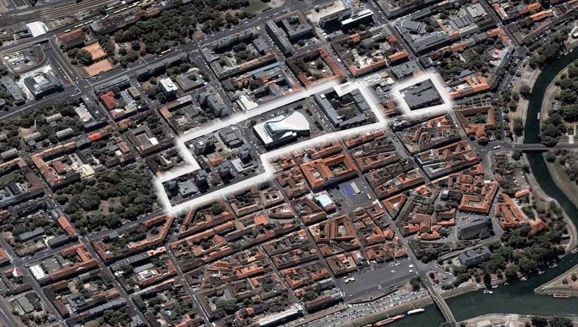 A képen "kelet-nyugati tengely" kb. 1970-1980 között megvalósult részét jelöltem be. Panelek, Színház, "Hungária"-tömb, Arrabona Áruház. 