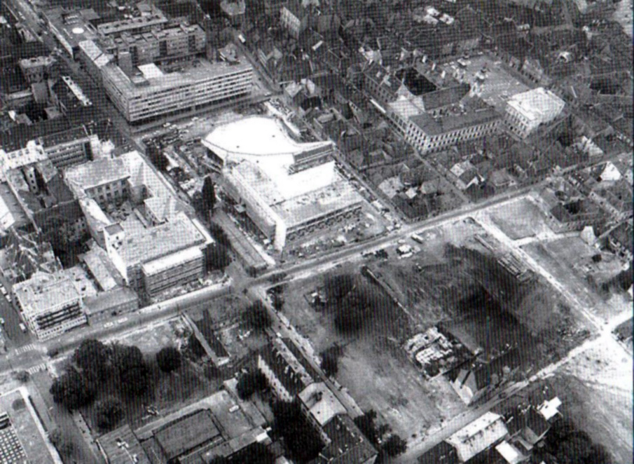 Jól látszanak a színház mögötti letarolt tömbök. Panelek kerülnek ide. (forrás: Winkler-Kurcsis)