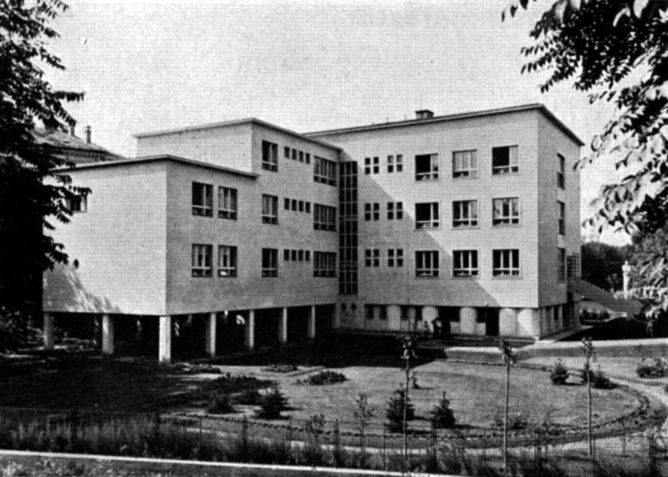 Az épület hátsó megjelenése. (forrás: MÉM, 1938)
