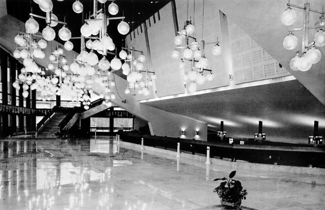 Az előtér galériája. Látszik az acélsodronyfödém is. (fotó: archív)