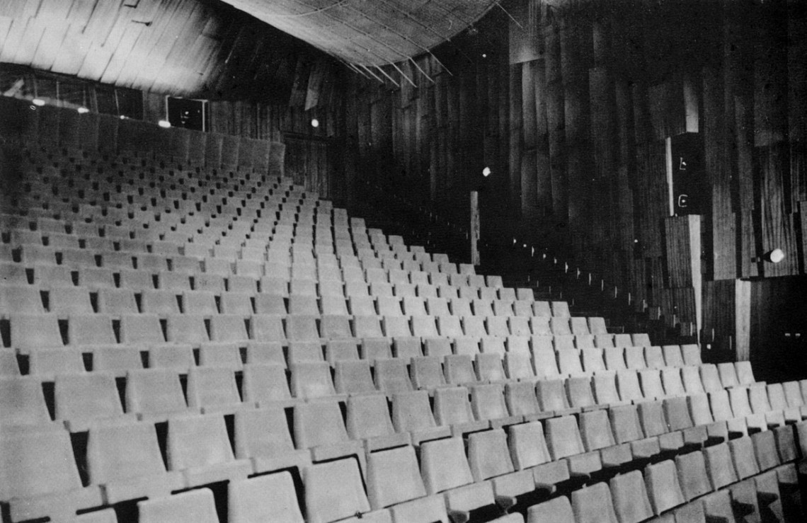 A nézőtér. 691 ülőhely, egy székmező. A tér lefedéseként kisebb méretben megismétlődik a kábeltető. (fotó: archív)