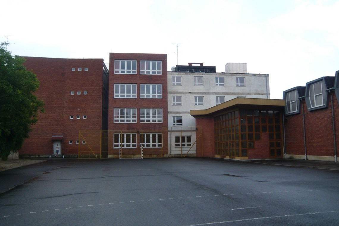 A belső udvar a későbbi kiegészítésekkel: a főtömeg és a tornaterem közé szorított aula, valamint a kb. egy méteres hézaggal épített új osztálytermi rész. (fotó: HG)