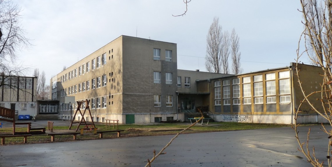 Osztálytermi szárny kapcsolata a tornateremmel és az udvar ma. (forrás: E-R-Z könyv)