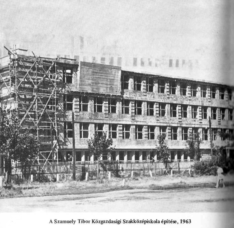 Épül az iskola. Jól látszik a rajzterem előreugró, monolit vasbeton tömbje. (forrás: Régi Győr)