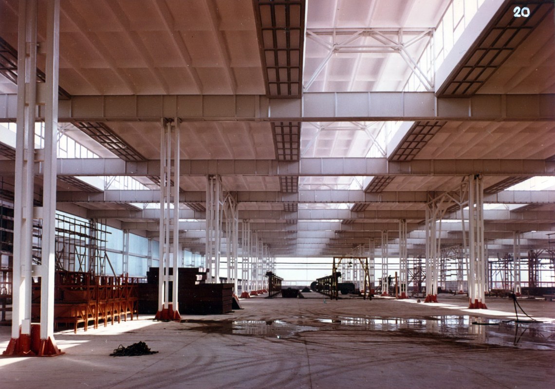 A kész acélszerkezet az egyenletes megvilágítást biztosító felülvilágító sávokkal. (forrás: GYŐRITERV-es publikáció)