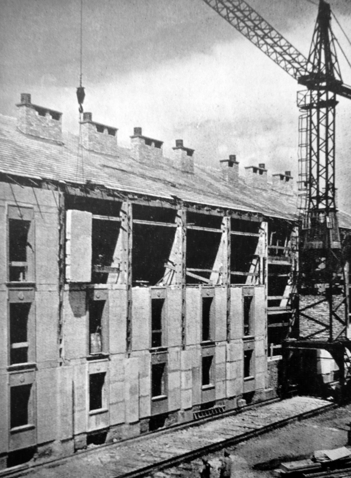 Kísérleti előregyártott gázszilikát blokkokból épített épület 1953-ból, Budapesten a Gubacsi híd mellett. Még látunk díszítést a blokkokon. (forrás: MÉ 1955/6.)