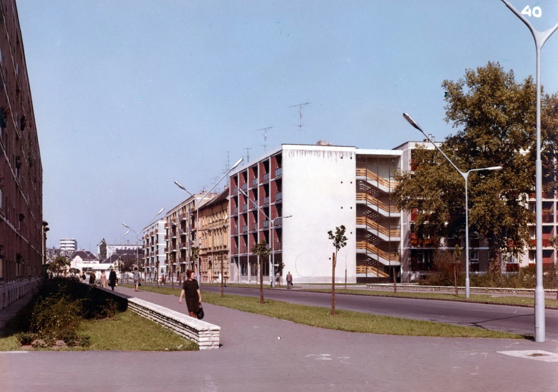 A Bartók Béla úti blokkos beépítés egyetlen egyedi tervezésű épülete egy platánfa miatt épülhetett fel. (fotó: Fátay)