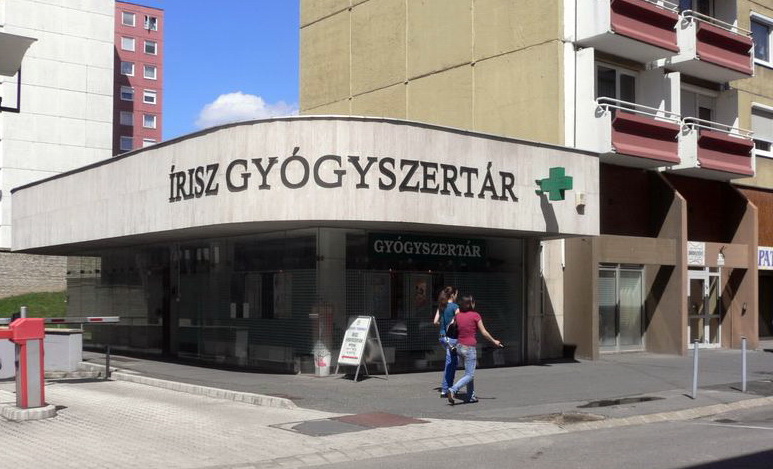 Az egykori utazási iroda épületében ma gyógyszertár van. (forrás)