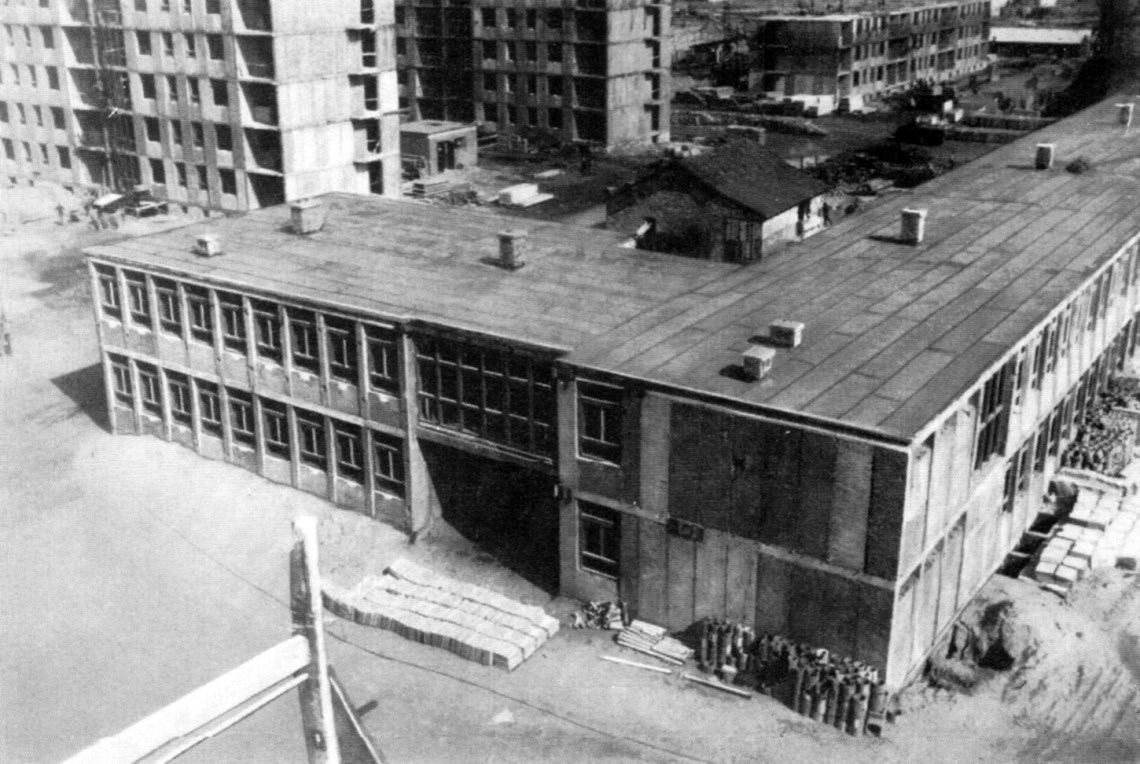 Blokkos lakóépületek között épülő iskola Budapesten. (forrás: MÉ)