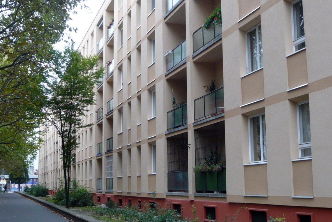 Felújított nagyblokkos épület. (fotó: HG)