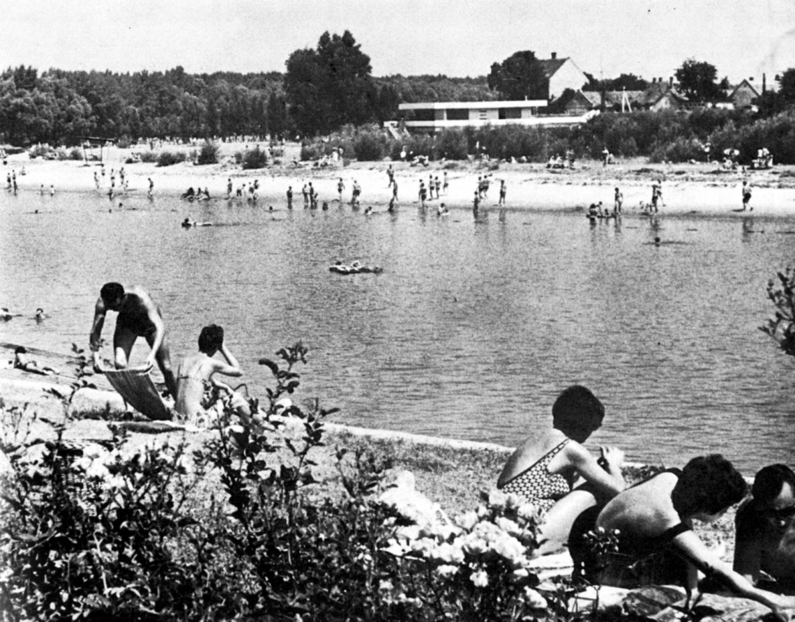 Strandszezon a Mosoni-Duna partján. Háttérben az épület. (forrás: Győri képekönyv, 1971.)
