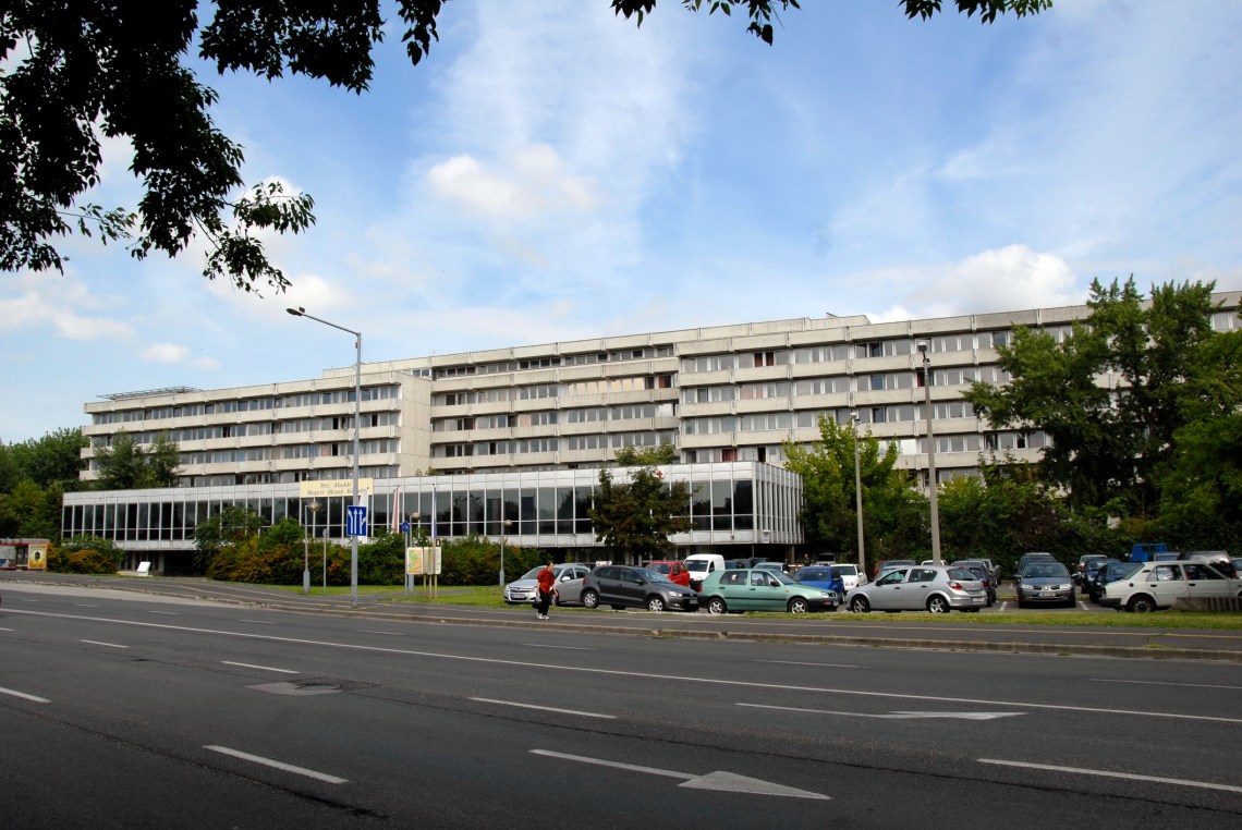 A kórházépület főhomlokzata. (fotó: HG)