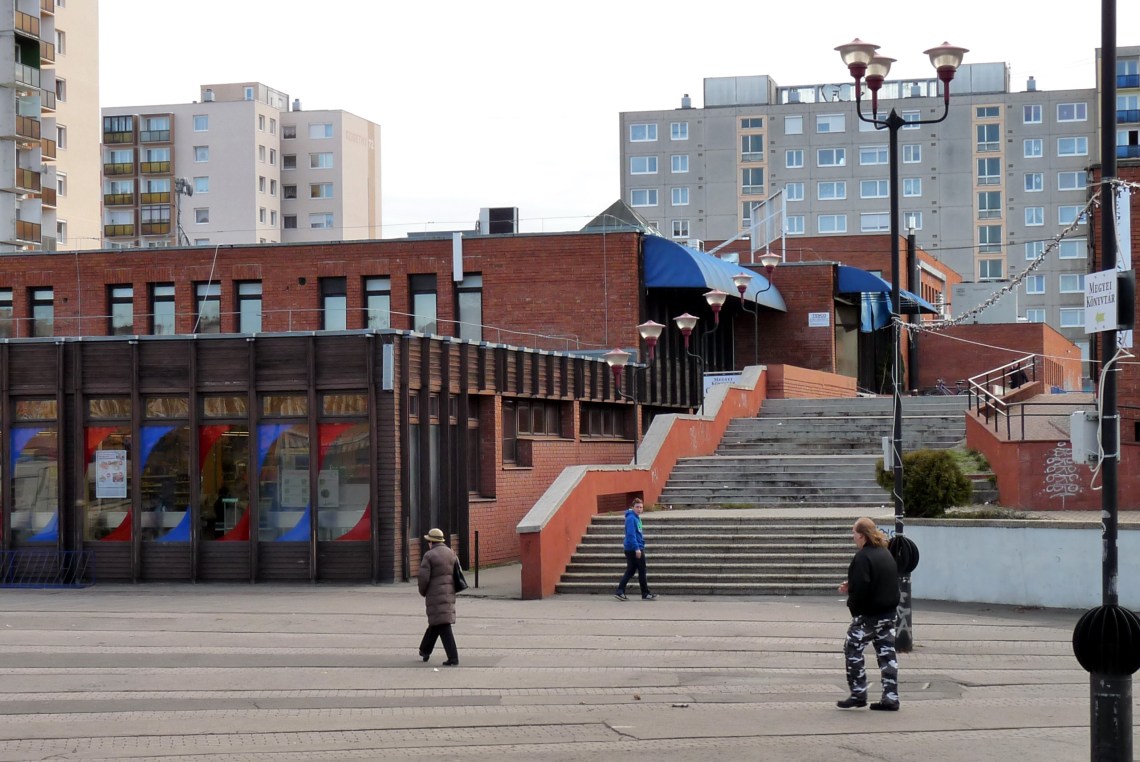 Az (évek soron kicsit megkopott) piactérről induló lépcső. (fotó: HG)