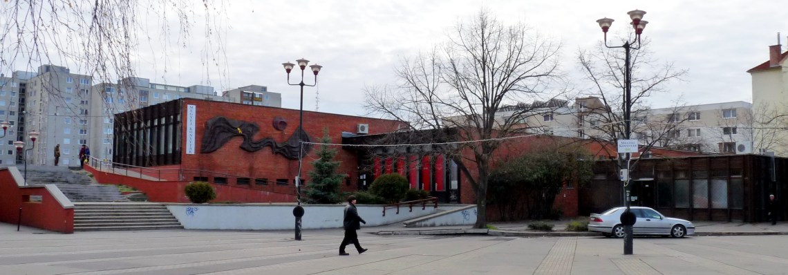 Az egykori pártház és az ételbár-rész. (fotó: HG)