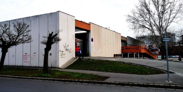 Az épület hátsó, kiszolgálóudvarának bejárata. (fotó: HG)