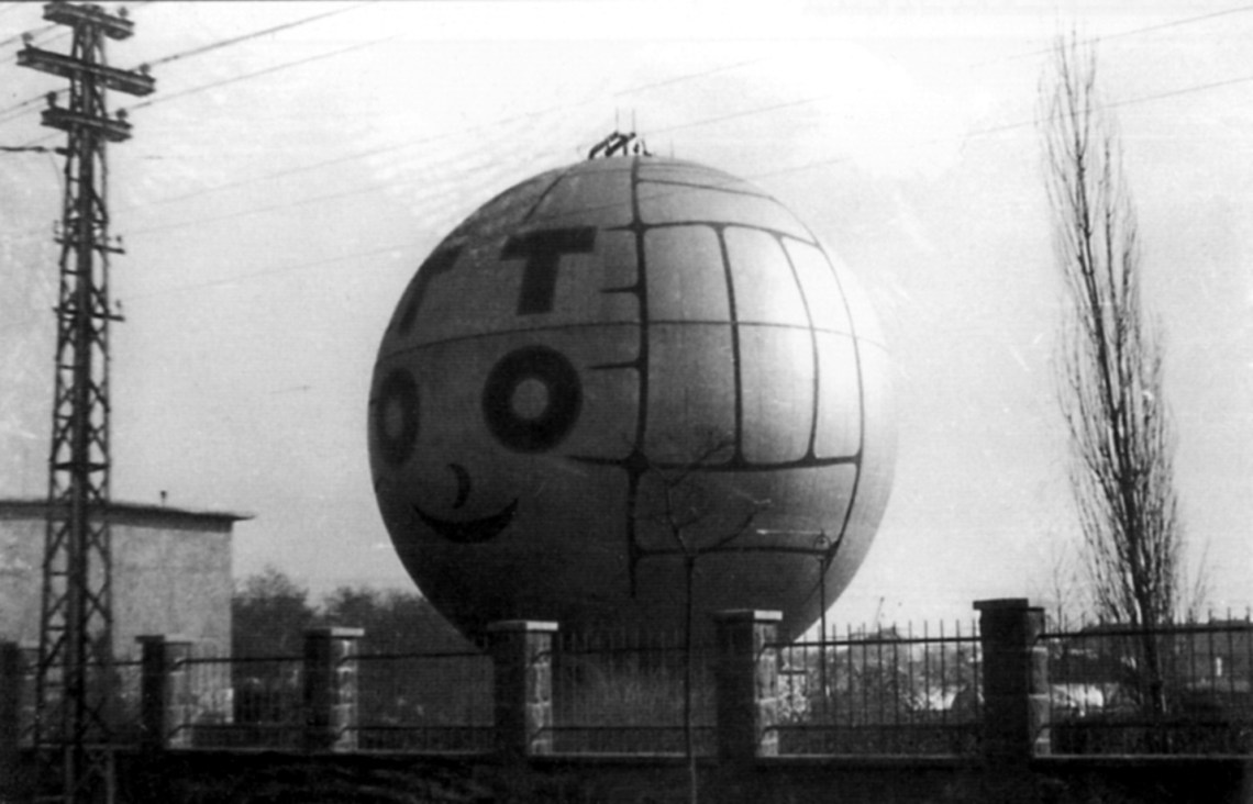 Totó-reklám. A fotó a hatvanas években készült. (forrás: Winkler-Kurcsis)