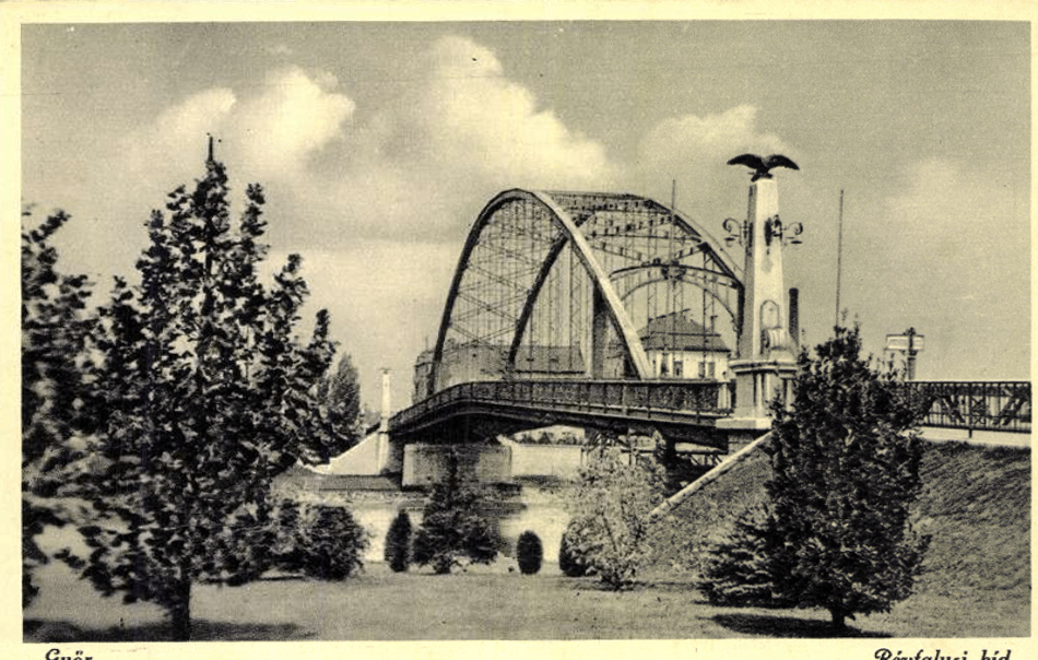 A híd 1945 előtt. (képeslap)