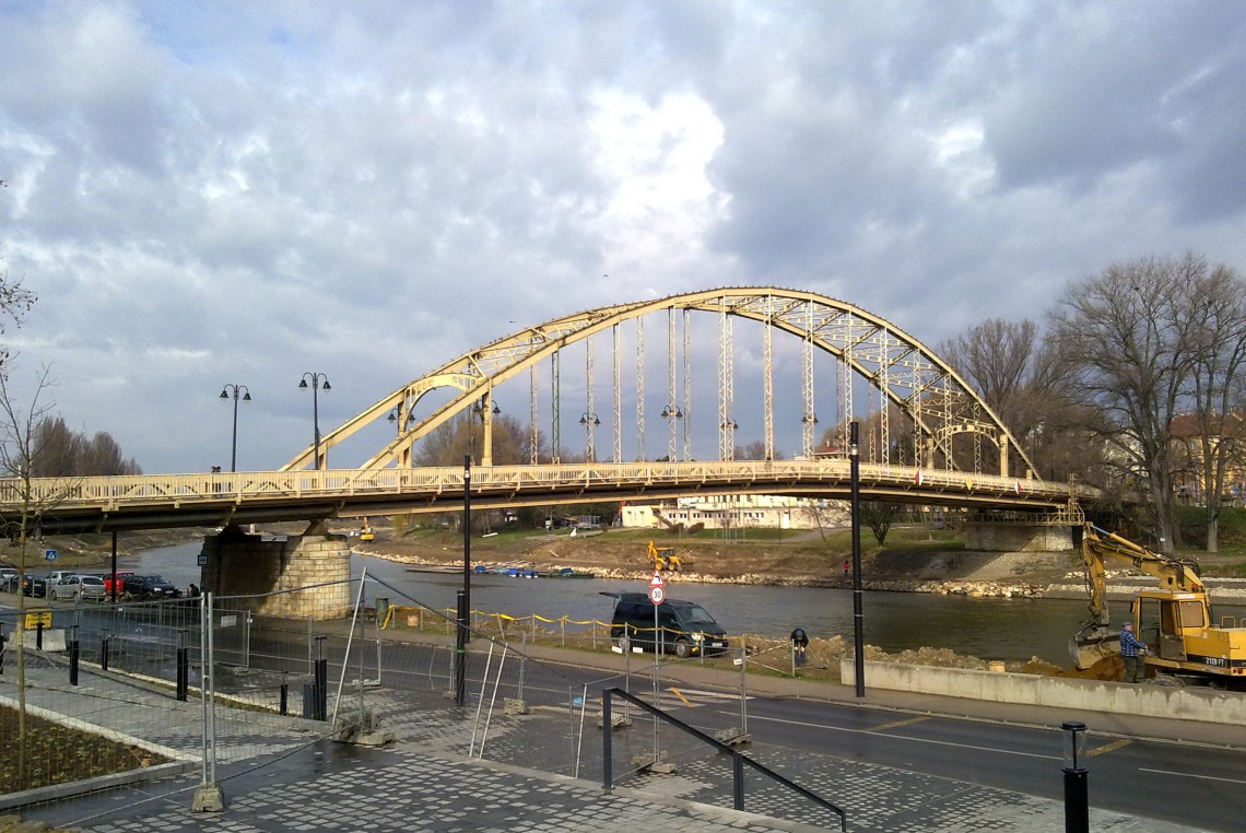 A híd a Dunakapu térről nézve. (fotó: Hartmann G.)