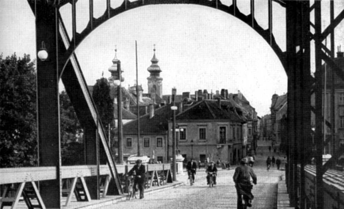 A hídról nézünk a győri belváros felé. (archív kép)