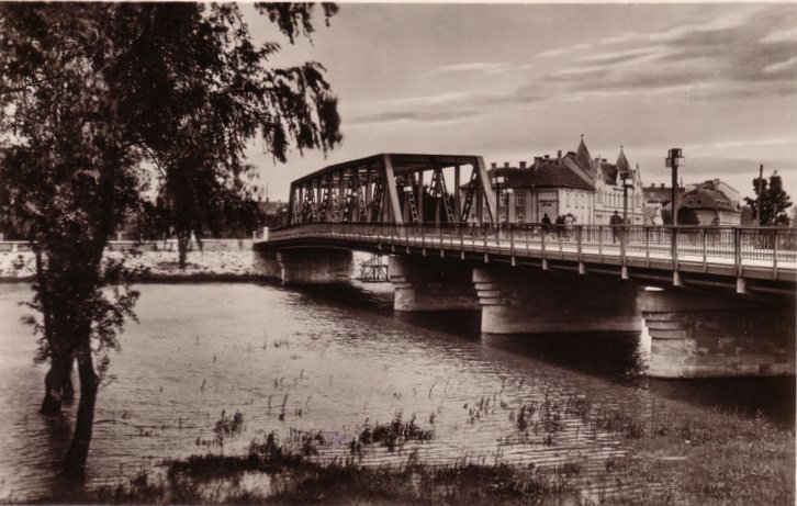 1934-re elkészül a világ akkori leghosszabb hegesztett acélhídja Győrött. (forrás: Régi Győr)