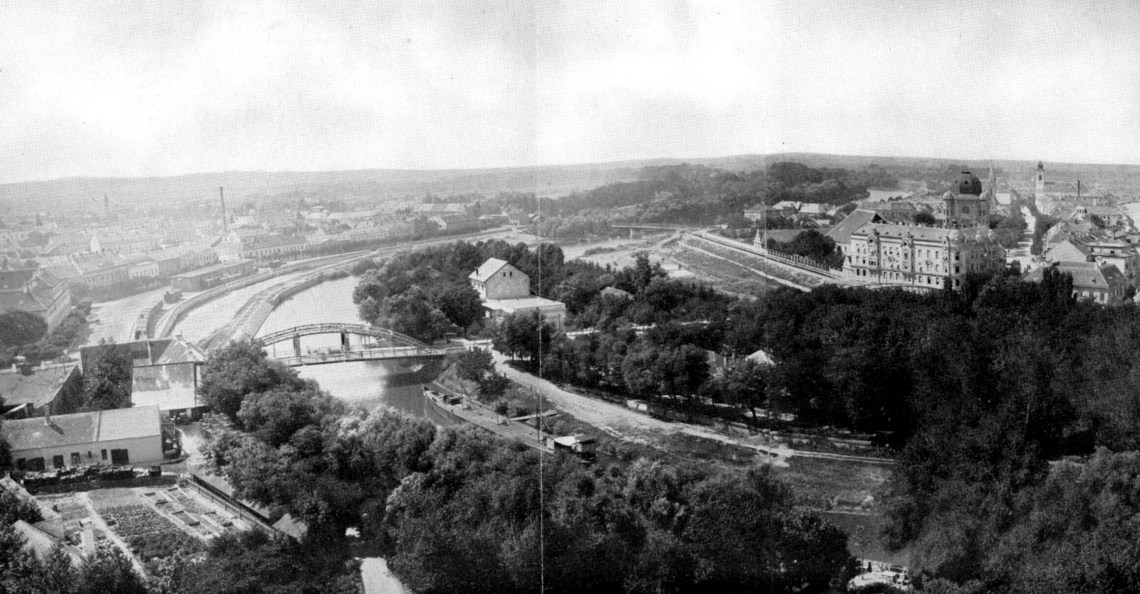 A Kettős híd légifelvételen. Jól látható a Sziget, a rajta lévő színházzal. A Rábán az előtérben egy nagyobb szállítóhajó várakozik, a híd túloldalán a GYSEV kikötője. (forrás: Borbíró-Valló)
